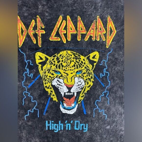 Def Leppard High N Dry Graphic T-shirt Women Small Black Acid Wash Short Sleeve - Picture 2 of 5